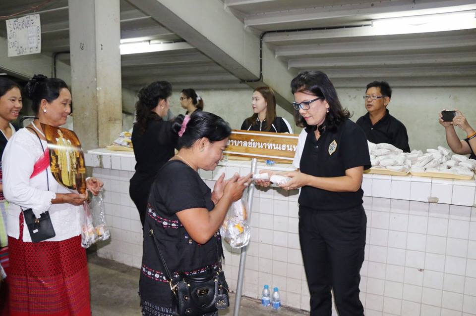 โรงพยาบาลชัยนาทนเรนทร นำโดย พญ.ณัฐภร ประกอบ ผู้อำนวยการโรงพยาบาลชัยนาทนเรนทร ได้แจกอาหารกลุ่มชาติพันธ์ 41 ชนเผ่า รวมกว่า 4,000 คน