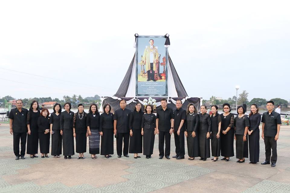 คณะเจ้าหน้าที่โรงพยาบาลชัยนาทนเรนทรร่วมพิธีทำบุญตักบาตรและพิธีปล่อยพันธ์สัตว์น้ำ เพื่อถวายเป็นพระราชกุศลวันคล้ายวันพระราชสมภพในหลวง ร.9