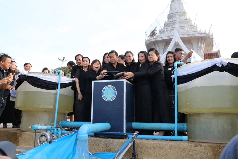 คณะเจ้าหน้าที่โรงพยาบาลชัยนาทนเรนทรร่วมพิธีทำบุญตักบาตรและพิธีปล่อยพันธ์สัตว์น้ำ เพื่อถวายเป็นพระราชกุศลวันคล้ายวันพระราชสมภพในหลวง ร.9