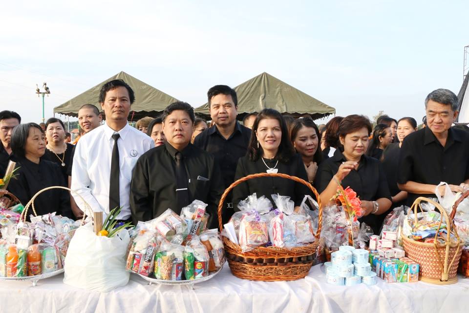 คณะเจ้าหน้าที่โรงพยาบาลชัยนาทนเรนทรร่วมพิธีทำบุญตักบาตรและพิธีปล่อยพันธ์สัตว์น้ำ เพื่อถวายเป็นพระราชกุศลวันคล้ายวันพระราชสมภพในหลวง ร.9