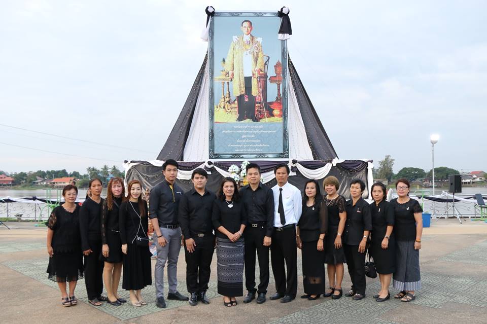 คณะเจ้าหน้าที่โรงพยาบาลชัยนาทนเรนทรร่วมพิธีทำบุญตักบาตรและพิธีปล่อยพันธ์สัตว์น้ำ เพื่อถวายเป็นพระราชกุศลวันคล้ายวันพระราชสมภพในหลวง ร.9