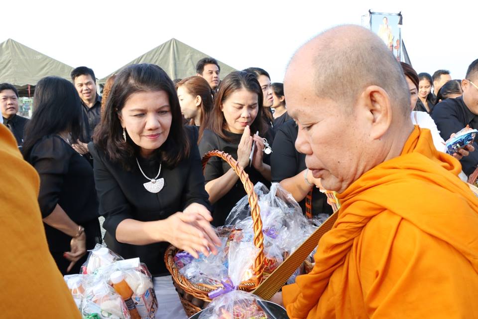 คณะเจ้าหน้าที่โรงพยาบาลชัยนาทนเรนทรร่วมพิธีทำบุญตักบาตรและพิธีปล่อยพันธ์สัตว์น้ำ เพื่อถวายเป็นพระราชกุศลวันคล้ายวันพระราชสมภพในหลวง ร.9