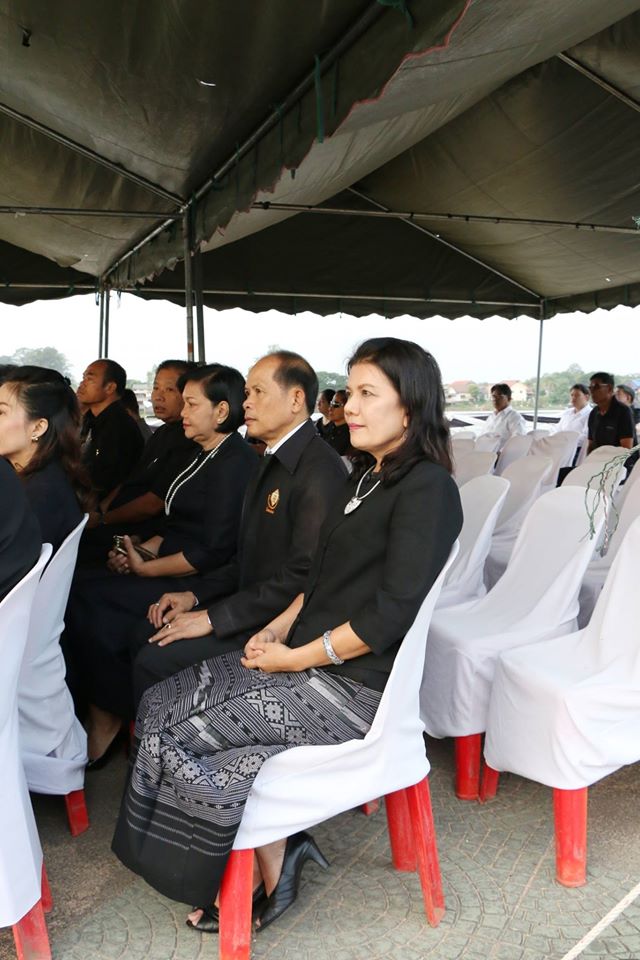 คณะเจ้าหน้าที่โรงพยาบาลชัยนาทนเรนทรร่วมพิธีทำบุญตักบาตรและพิธีปล่อยพันธ์สัตว์น้ำ เพื่อถวายเป็นพระราชกุศลวันคล้ายวันพระราชสมภพในหลวง ร.9