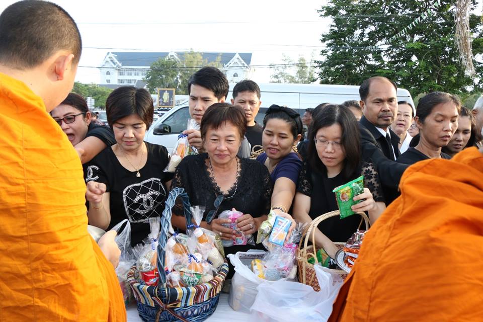 คณะเจ้าหน้าที่โรงพยาบาลชัยนาทนเรนทรร่วมพิธีทำบุญตักบาตรและพิธีปล่อยพันธ์สัตว์น้ำ เพื่อถวายเป็นพระราชกุศลวันคล้ายวันพระราชสมภพในหลวง ร.9