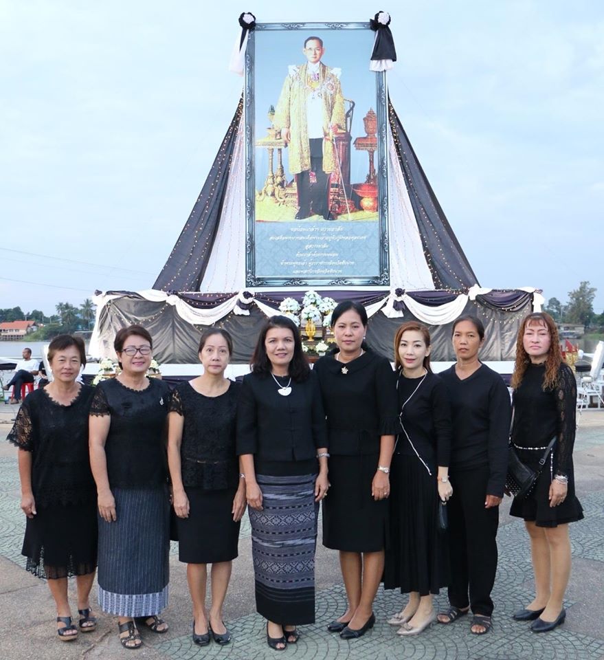 คณะเจ้าหน้าที่โรงพยาบาลชัยนาทนเรนทรร่วมพิธีทำบุญตักบาตรและพิธีปล่อยพันธ์สัตว์น้ำ เพื่อถวายเป็นพระราชกุศลวันคล้ายวันพระราชสมภพในหลวง ร.9