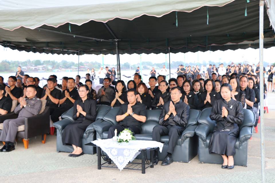 คณะเจ้าหน้าที่โรงพยาบาลชัยนาทนเรนทรร่วมพิธีทำบุญตักบาตรและพิธีปล่อยพันธ์สัตว์น้ำ เพื่อถวายเป็นพระราชกุศลวันคล้ายวันพระราชสมภพในหลวง ร.9