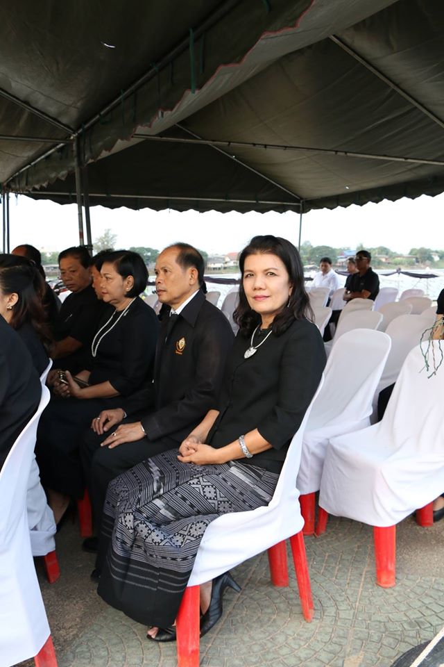 คณะเจ้าหน้าที่โรงพยาบาลชัยนาทนเรนทรร่วมพิธีทำบุญตักบาตรและพิธีปล่อยพันธ์สัตว์น้ำ เพื่อถวายเป็นพระราชกุศลวันคล้ายวันพระราชสมภพในหลวง ร.9