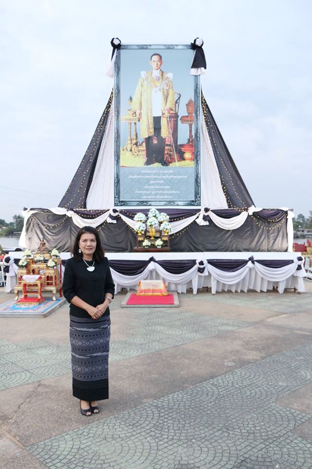คณะเจ้าหน้าที่โรงพยาบาลชัยนาทนเรนทรร่วมพิธีทำบุญตักบาตรและพิธีปล่อยพันธ์สัตว์น้ำ เพื่อถวายเป็นพระราชกุศลวันคล้ายวันพระราชสมภพในหลวง ร.9
