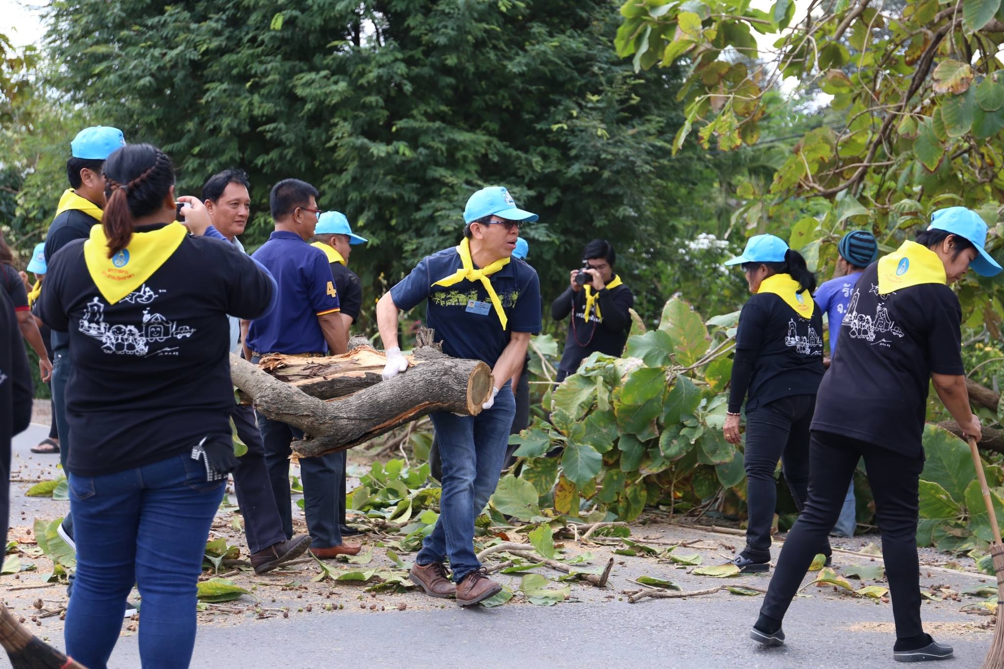 ร่วมพิธีทำบุญตักบาตรถวายพระราชกุศลพระบาทสมเด็จพระปรมินทรมหาภูมิพลอดุลยเดช บรมนาถบพิตร เนื่องในวันคล้ายวันเฉลิมพระชนมพรรษา วันชาติ และวันพ่อแห่งชาติ และร่วมพิธีปล่อยพันธุ์ปลา 500,000 ตัว