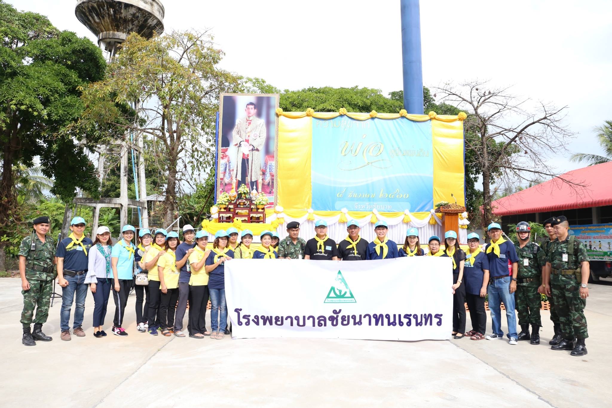 ร่วมพิธีทำบุญตักบาตรถวายพระราชกุศลพระบาทสมเด็จพระปรมินทรมหาภูมิพลอดุลยเดช บรมนาถบพิตร เนื่องในวันคล้ายวันเฉลิมพระชนมพรรษา วันชาติ และวันพ่อแห่งชาติ และร่วมพิธีปล่อยพันธุ์ปลา 500,000 ตัว