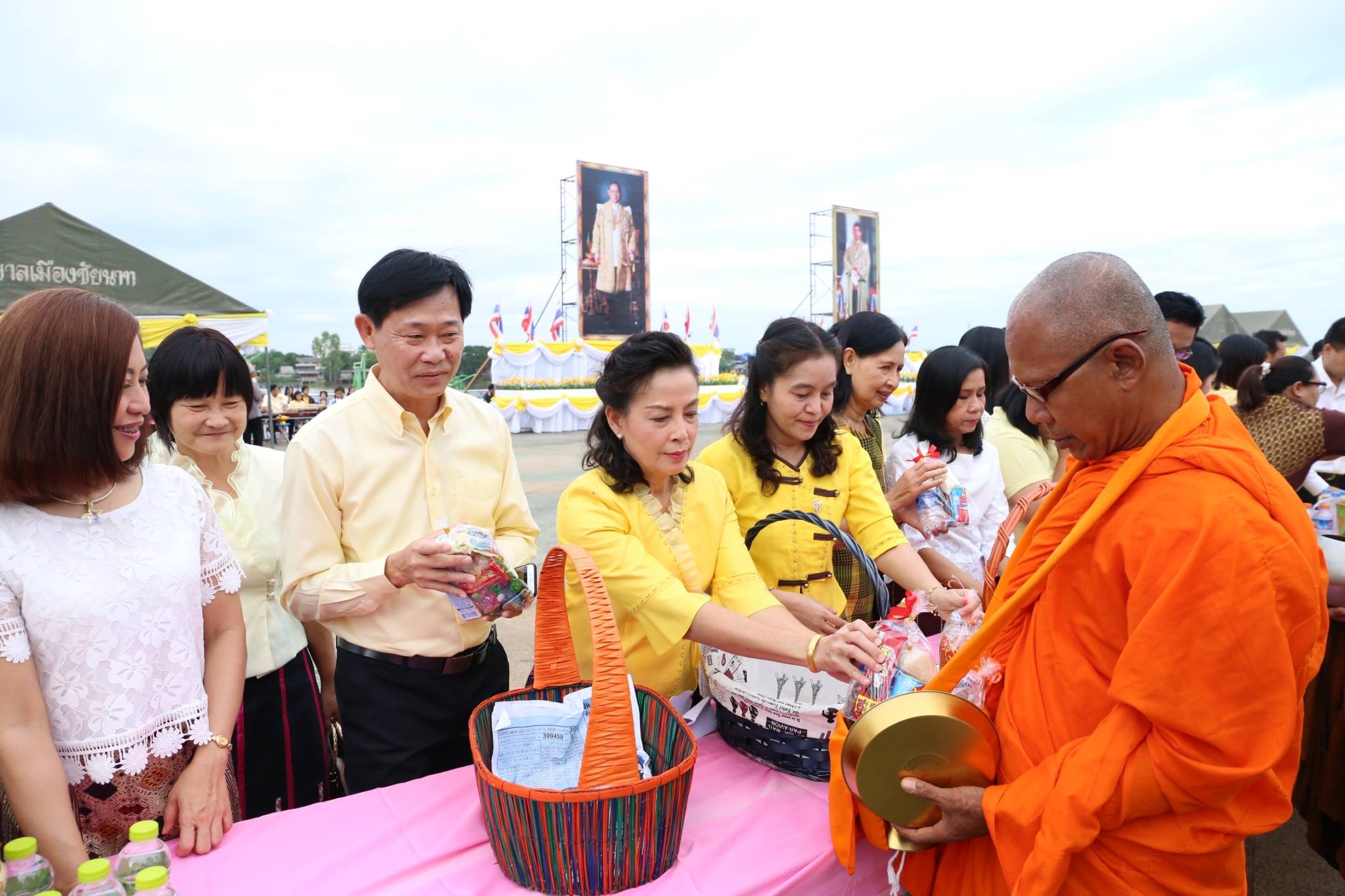 ร่วมพิธีทำบุญตักบาตรถวายพระราชกุศลพระบาทสมเด็จพระปรมินทรมหาภูมิพลอดุลยเดช บรมนาถบพิตร เนื่องในวันคล้ายวันเฉลิมพระชนมพรรษา วันชาติ และวันพ่อแห่งชาติ และร่วมพิธีปล่อยพันธุ์ปลา 500,000 ตัว