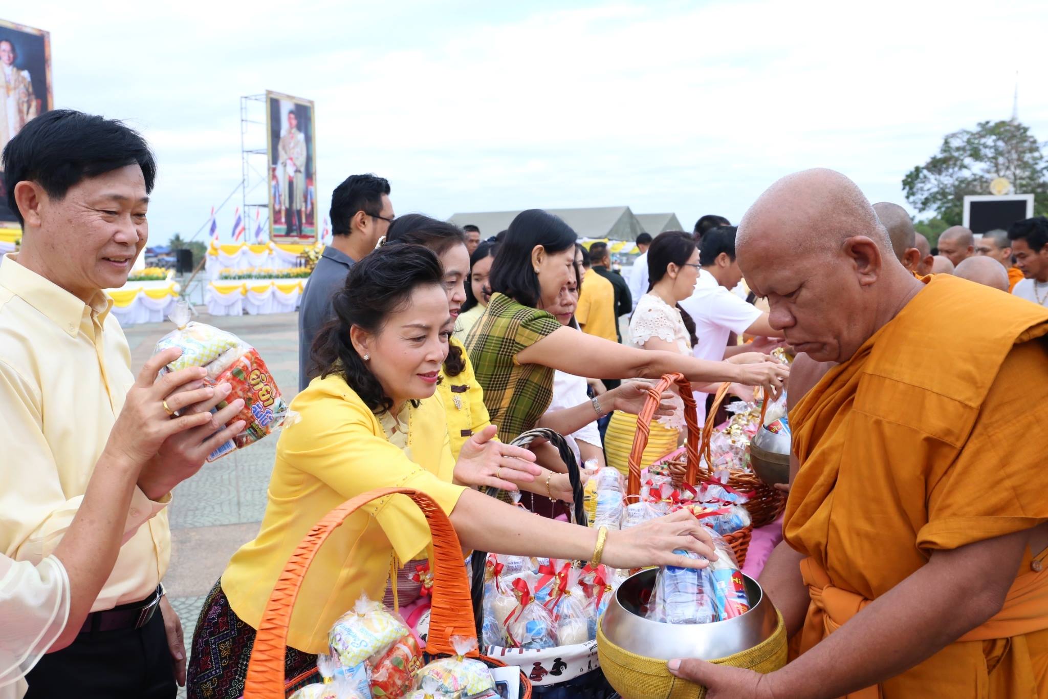 ร่วมพิธีทำบุญตักบาตรถวายพระราชกุศลพระบาทสมเด็จพระปรมินทรมหาภูมิพลอดุลยเดช บรมนาถบพิตร เนื่องในวันคล้ายวันเฉลิมพระชนมพรรษา วันชาติ และวันพ่อแห่งชาติ และร่วมพิธีปล่อยพันธุ์ปลา 500,000 ตัว