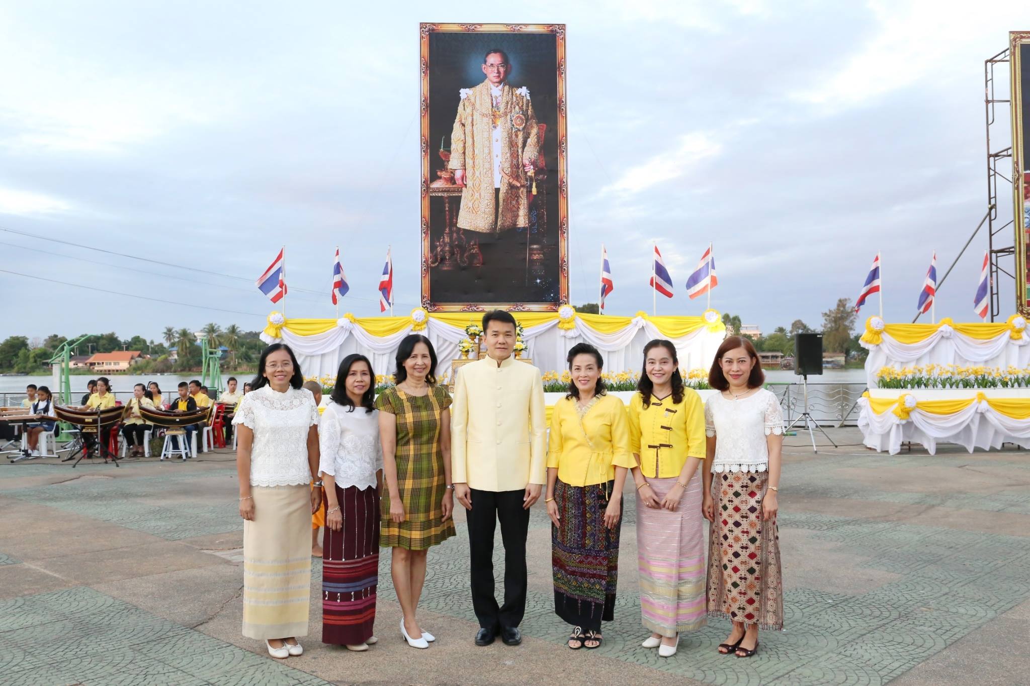 ร่วมพิธีทำบุญตักบาตรถวายพระราชกุศลพระบาทสมเด็จพระปรมินทรมหาภูมิพลอดุลยเดช บรมนาถบพิตร เนื่องในวันคล้ายวันเฉลิมพระชนมพรรษา วันชาติ และวันพ่อแห่งชาติ และร่วมพิธีปล่อยพันธุ์ปลา 500,000 ตัว