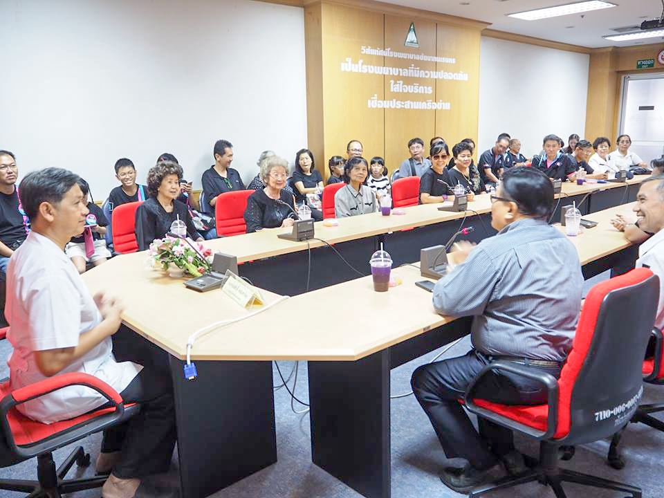 คณะศิษย์เก่า ร.ร.สวนกุหลาบวิทยาลัย บริจาคเงิน 100,00 บาท