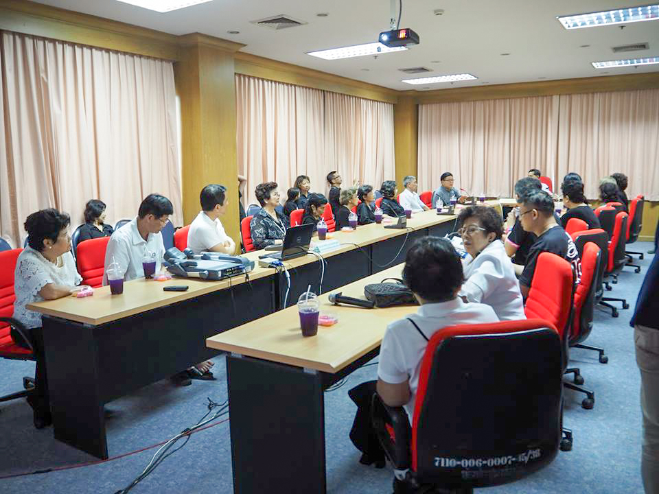 คณะศิษย์เก่า ร.ร.สวนกุหลาบวิทยาลัย บริจาคเงิน 100,00 บาท