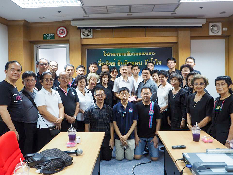 คณะศิษย์เก่า ร.ร.สวนกุหลาบวิทยาลัย บริจาคเงิน 100,00 บาท