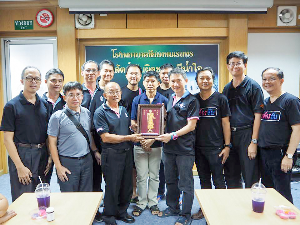 คณะศิษย์เก่า ร.ร.สวนกุหลาบวิทยาลัย บริจาคเงิน 100,00 บาท
