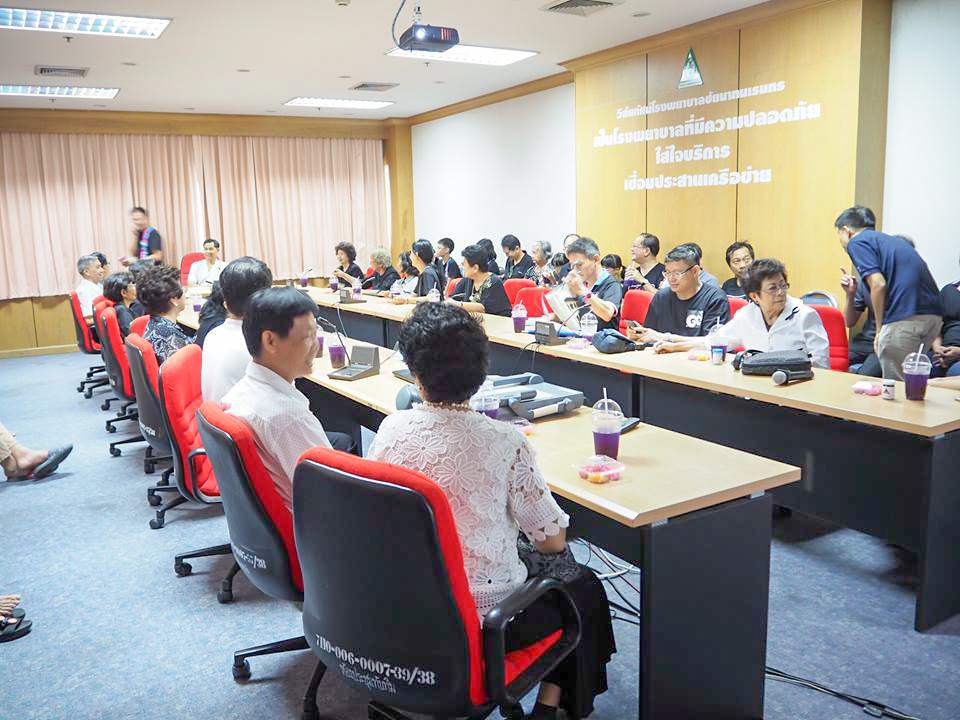 คณะศิษย์เก่า ร.ร.สวนกุหลาบวิทยาลัย บริจาคเงิน 100,00 บาท