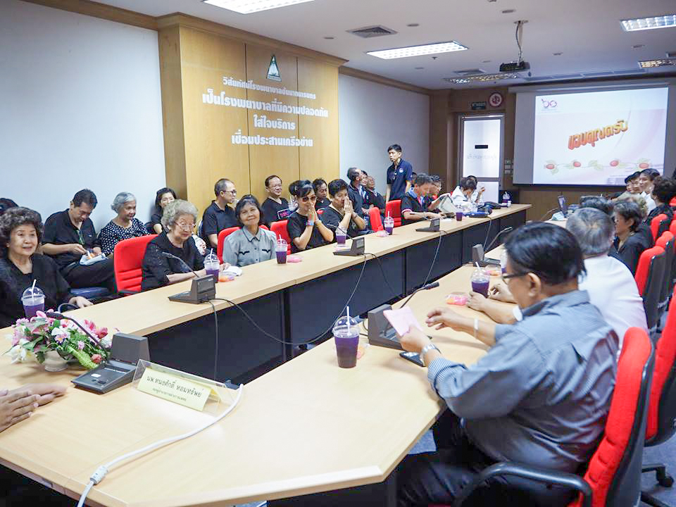 คณะศิษย์เก่า ร.ร.สวนกุหลาบวิทยาลัย บริจาคเงิน 100,00 บาท