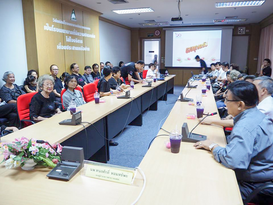 คณะศิษย์เก่า ร.ร.สวนกุหลาบวิทยาลัย บริจาคเงิน 100,00 บาท