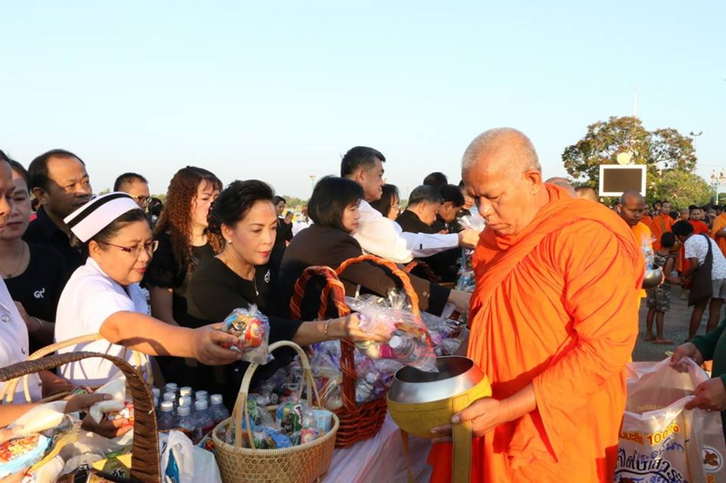 ร่วมพิธีทำบุญตักบาตรข้าวสาร อาหารแห้ง อุทิศถวายเป็นพระราชกุศลแด่พระบาทสมเด็จพระปรมินทรมหาภูมิพลอดุลยเดช ครบ 50 วัน