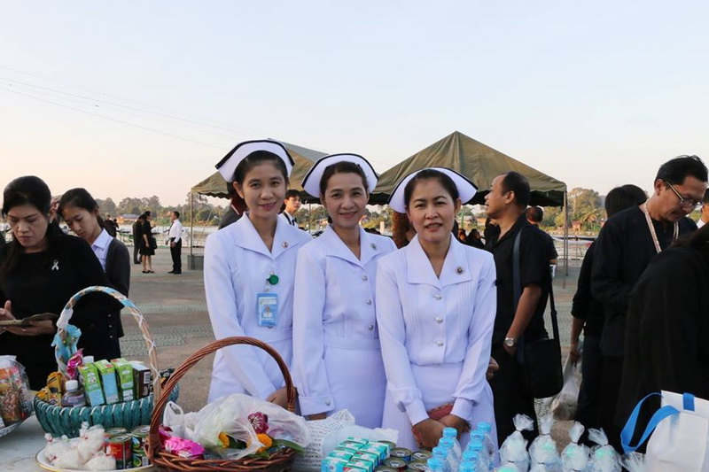 ร่วมพิธีทำบุญตักบาตรข้าวสาร อาหารแห้ง อุทิศถวายเป็นพระราชกุศลแด่พระบาทสมเด็จพระปรมินทรมหาภูมิพลอดุลยเดช ครบ 50 วัน