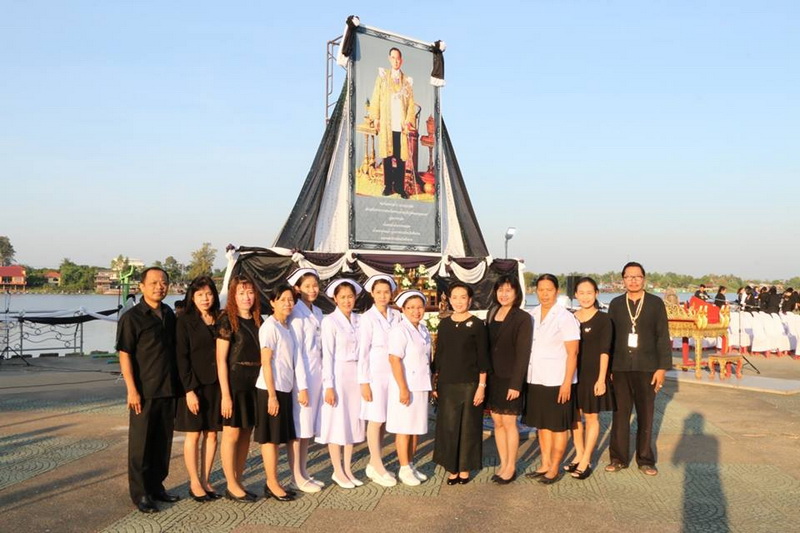 ร่วมพิธีทำบุญตักบาตรข้าวสาร อาหารแห้ง อุทิศถวายเป็นพระราชกุศลแด่พระบาทสมเด็จพระปรมินทรมหาภูมิพลอดุลยเดช ครบ 50 วัน