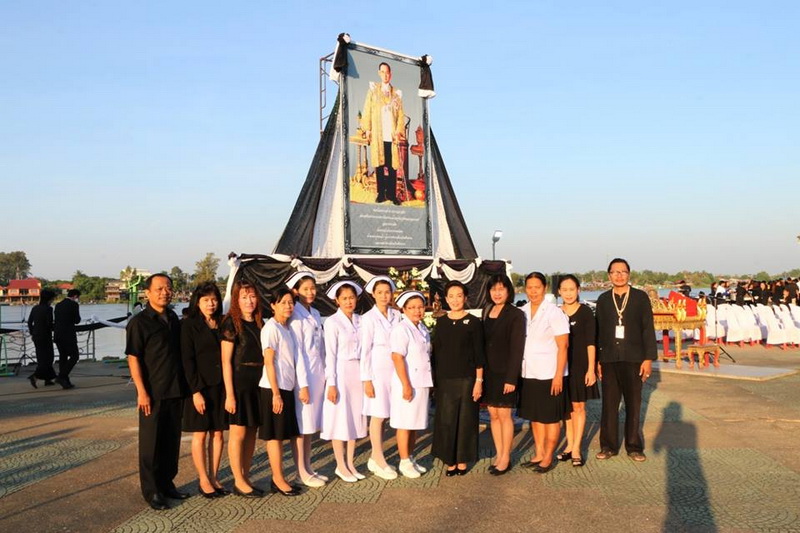 ร่วมพิธีทำบุญตักบาตรข้าวสาร อาหารแห้ง อุทิศถวายเป็นพระราชกุศลแด่พระบาทสมเด็จพระปรมินทรมหาภูมิพลอดุลยเดช ครบ 50 วัน