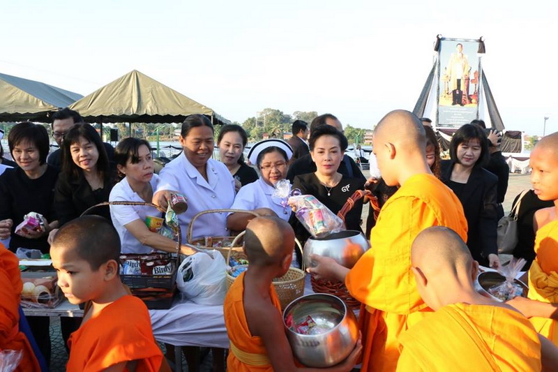 ร่วมพิธีทำบุญตักบาตรข้าวสาร อาหารแห้ง อุทิศถวายเป็นพระราชกุศลแด่พระบาทสมเด็จพระปรมินทรมหาภูมิพลอดุลยเดช ครบ 50 วัน