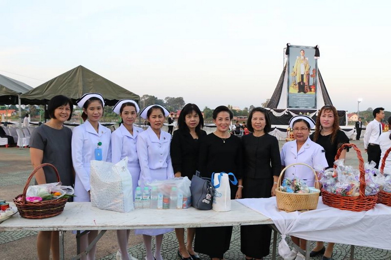 ร่วมพิธีทำบุญตักบาตรข้าวสาร อาหารแห้ง อุทิศถวายเป็นพระราชกุศลแด่พระบาทสมเด็จพระปรมินทรมหาภูมิพลอดุลยเดช ครบ 50 วัน