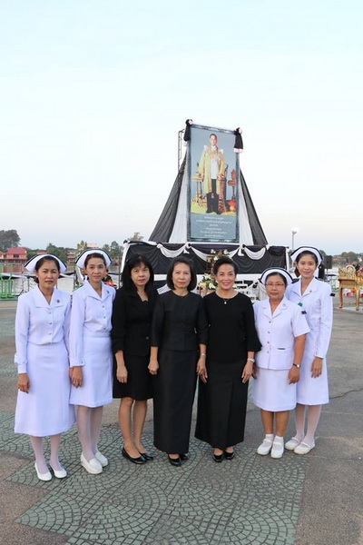 ร่วมพิธีทำบุญตักบาตรข้าวสาร อาหารแห้ง อุทิศถวายเป็นพระราชกุศลแด่พระบาทสมเด็จพระปรมินทรมหาภูมิพลอดุลยเดช ครบ 50 วัน